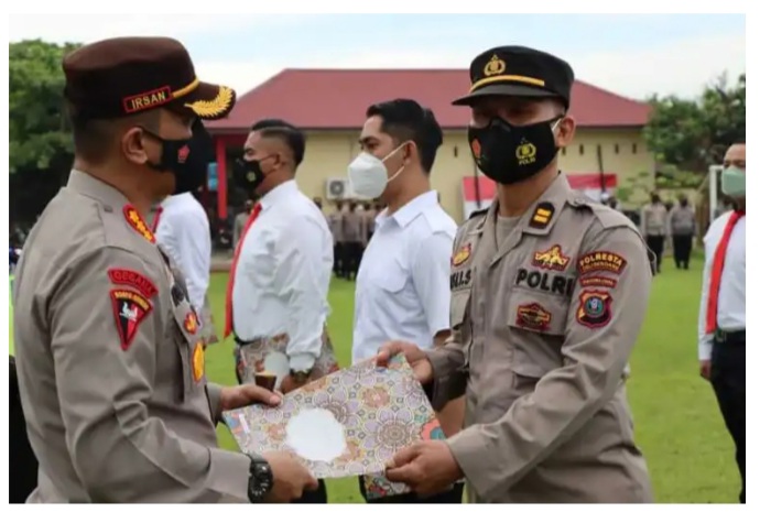Kapolresta Deli Serdang Berikan Reward Kepada Personil Berprestasi dan Berdedikasi Baik