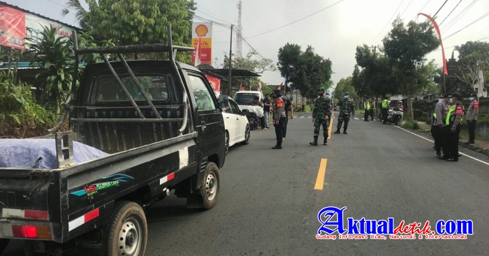 Disiplin Prokes, Kapolsek Tampaksiring Pimpin Giat Penyekatan di Simpang Empat Catuspata