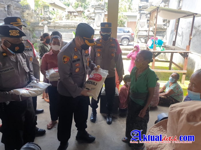 Percepat Vaksinasi, Kapolres Karangasem Tinjau Pelaksanaan Vaksin di Sidemen dan Bagikan Sembako