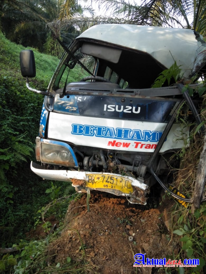 Terjadi Kecelakaan Berlalulintas Bus Betahamu Di Pematang Bandar