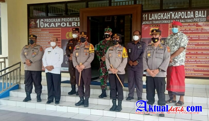 Kapolda Bali Berikan Reward Personel Yang Berprestasi dan Berikan Bansos