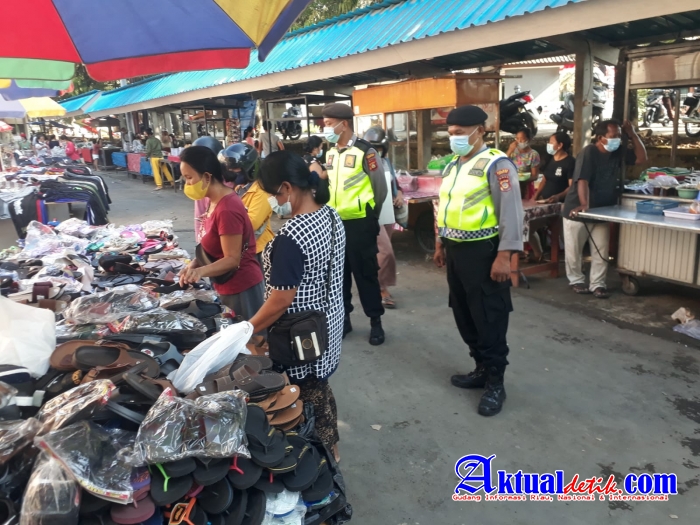 Menjelang Perayaan Hari Galungan, Polsek Ubud Gencarkan Pembagian Masker di Pasar Tradisional