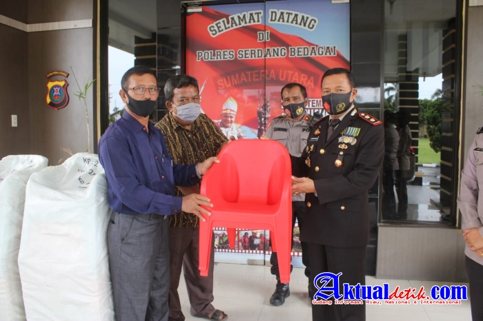 Kapolres Serdang Bedagai Serahkan Bantuan 50 Kursi Belajar Ibadah Sekolah Minggu