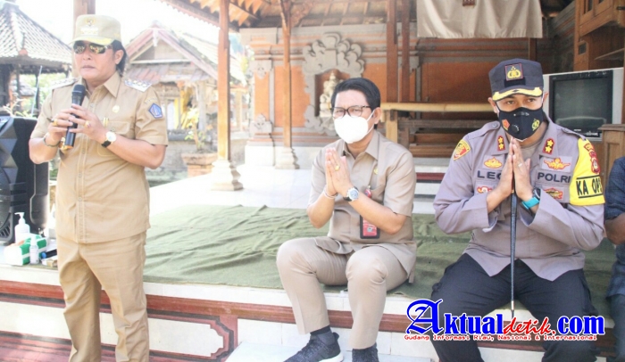 Kapolres Leo Dedy Dampingi Bupati Badung Menyalurkan BLT Rp.300.000,- /KK