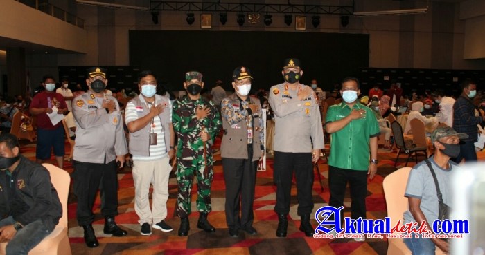 Memperingati Hut Bhayangkara Ke-75, Polresta Pekanbaru Bersama Instansi Gelar Vaksinasi Massal