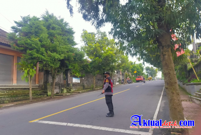 Ka.SPKT I Polsek Tampaksiring, Layani Masyarakat dan Atur Lalulintas di Simpang Catus Pata