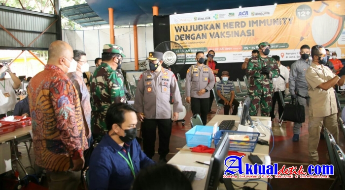 Panglima TNI dan Kapolri Tinjau Vaksinasi di Pesantren Minhaajurrosyidiin Jaktim