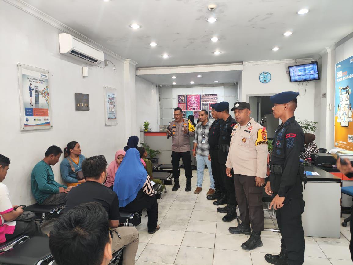 Personil Brimob Polda Riau Patroli Dialogis, Edukasi Warga Jelang Pilkada