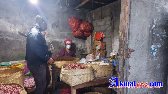 Pasca Hari Raya Kuningan dan Jelang Nataru Personil Polsek Abang Monitoring Harga Sembako di Pasar 