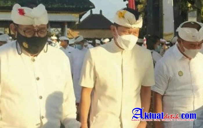 Kapolda Bali Turut Serta Melaksanakan Ngayah Nedunang Ida Bethara di Pura Besakih