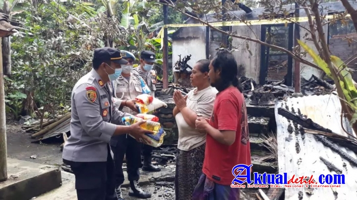 Alami Musibah Kebakaran Rumah, Kapolsek Sidemen Salurkan Bantuan Kepada Warga Diwilayahnya