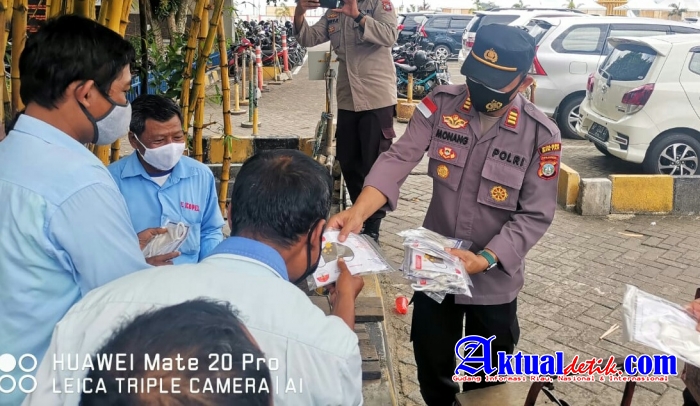 Sembari Bagikan Masker Gratis, Polsek KKP Sri Bintan Pura Beri Motivasi Terapkan Prokes