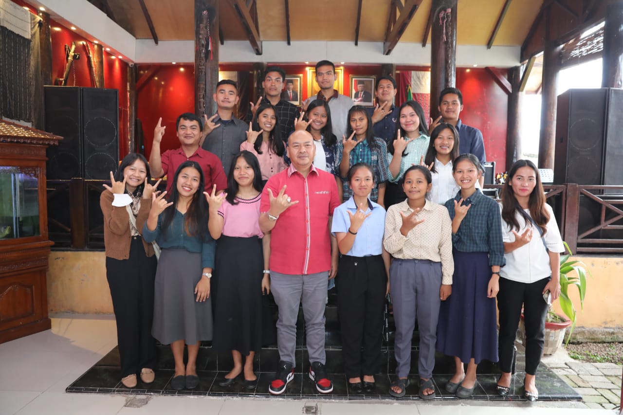 Bupati Tapanuli Utara Menyerahkan Bantuan Pendidikan Bagi 1.287 Mahasiswa Berprestasi