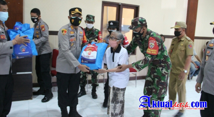 Sebanyak 1.000 Bansos Kapolri Secara Serentak Disalurkan di Wilayah Hukum Polres Buleleng