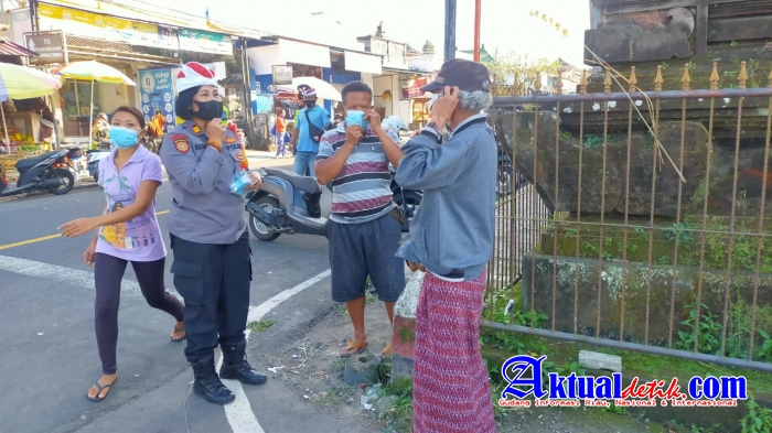Kapolsek Tampaksiring Pimpin Pembagian Masker dan Himbauan di Pasar Tradisional