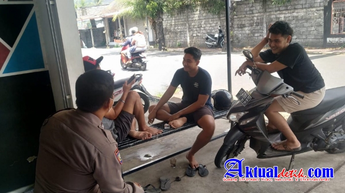 Laksanakan Giat Sambang Desa, Bhabinkamtibmas Bugbug Sampaikan Pesan Kamtibmas