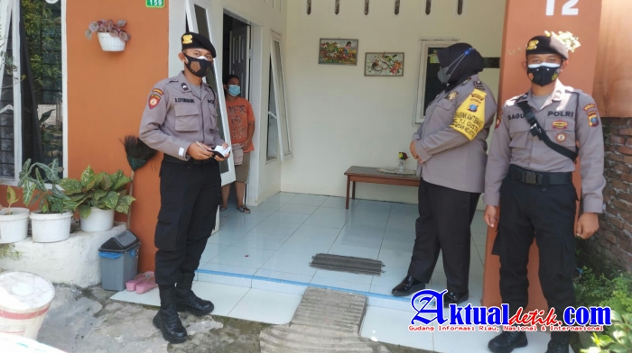 Sambangi Warga, Bhabinkamtibmas Polsek Medan Helvetia Laksanakan Tracing Bersama Team Tracer 3 Pilar