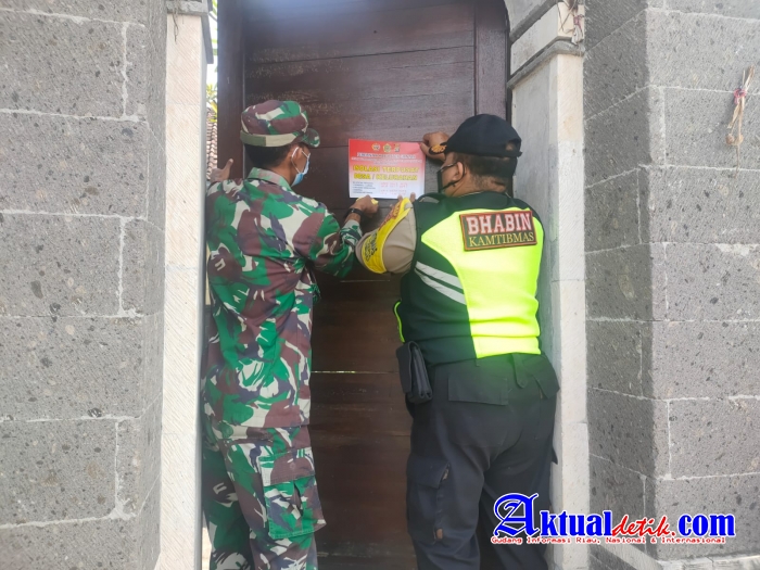 Jaga Kedisiplinan Dalam Pencegahan, Bhabinkamtibmas Tempelkan Stiker di Depan Rumah Warga Isoterdes