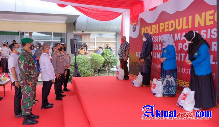 Kabaharkam Polri Tinjau Pelaksanaan Vaksinasi Dan Berikan Bansos Di Kampus UIR