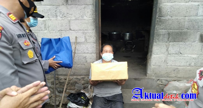 Kapolres Karangasem Bagikan Sembako Kepada Warga Karantina Mandiri yang Terpapar Covid19