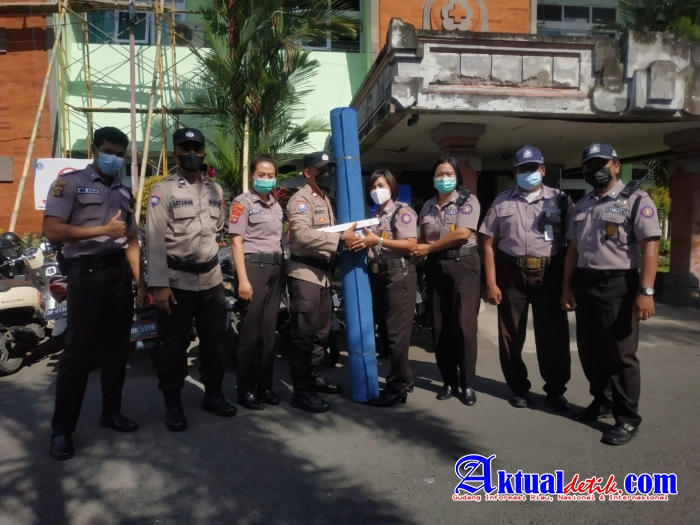 Laksanakan Giat Binluh, Sat Binmas Polres Klungkung Berikan Sarana Kontak Satpam RSUD Klungkung