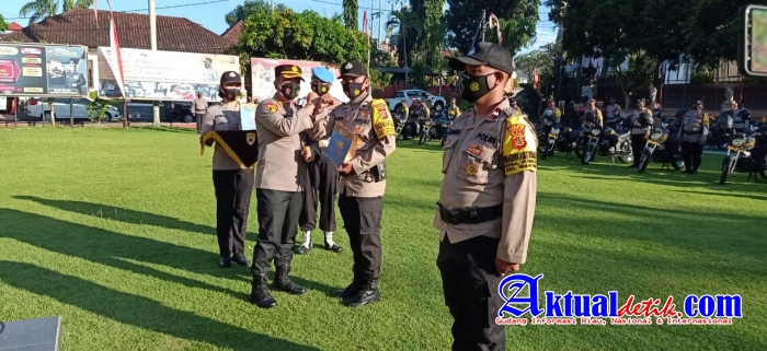 Kapolres Gianyar Menyerahkan Masker dan Vitamin Kepada Anggota Bhabinkamtibmas
