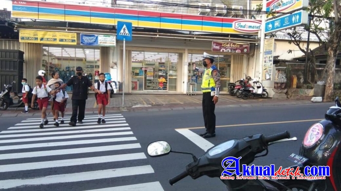 Penjaga Keselamatan Dijalan Raya, Satuan Lalulintas Polres Karangasem Lakukan Pengaturan