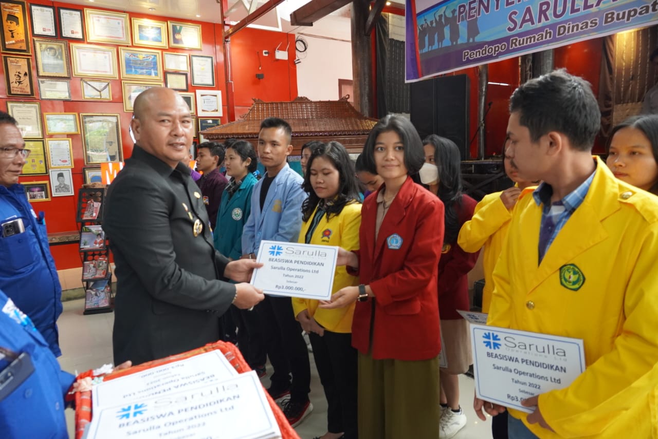 Peduli Pendidikan Bupati Taput Serahkan Beasiswa kepada 75 Mahasiswa/i Berprestasi