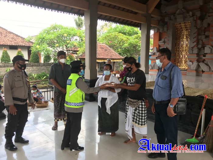 Ajak Masyarakat Untuk Disiplin Prokes Pencegahan Covid-19, Polsek Blahbatuh Serahkan Sarkon
