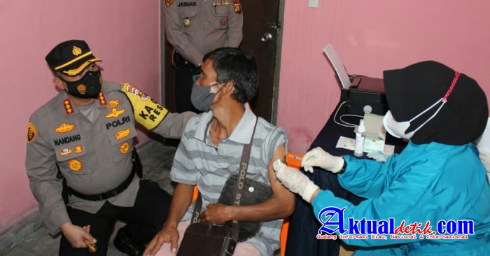 Kapolresta Pekanbaru Kunjungi Pelaksanaan Vaksinasi Covid-19 Massal di Mapolsek Rumbai