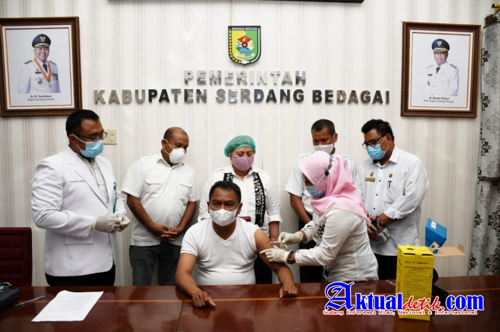 Darma Wijaya Orang Pertama Vaksin di Sergai