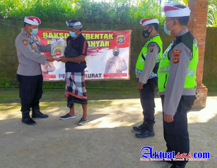 Peduli Pecalang, Polsek Tampaksiring Beri Himbauan dan Bagikan Sembako