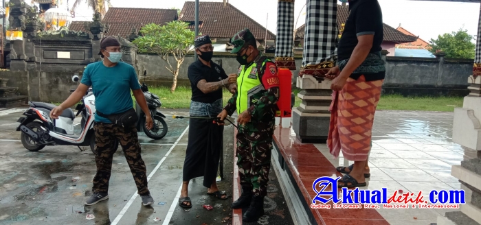 Babinsa Bersama Satgas Desa Cepaka, Aktif Dalam Upaya Pencegahan Penyebaran Covid-19