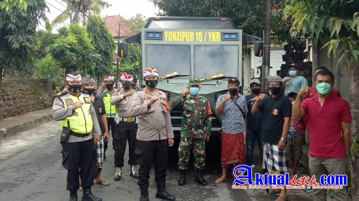 Penyemprotan Desinfektan Jenis Eco Enzym Dikawasan Desa Keramas