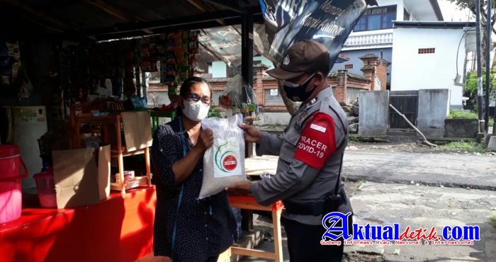 Polsek Gianyar Melalui Bhabin Desa Serongga Berikan Sembako Kepada warga Terdampak Pandemi Covid-19