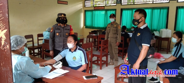 Kapolsek Pantau Langsung Pelaksanaan Vaksinasi Covid-19 di SMA Negeri 1 Tampaksiring