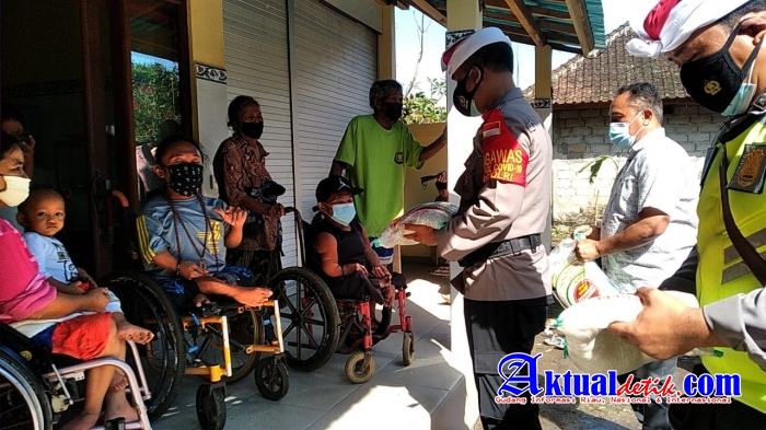Kapolsek Ubud Bagikan Sembako Dari Kemensesneg RI Pada Penyandang Disabilitas