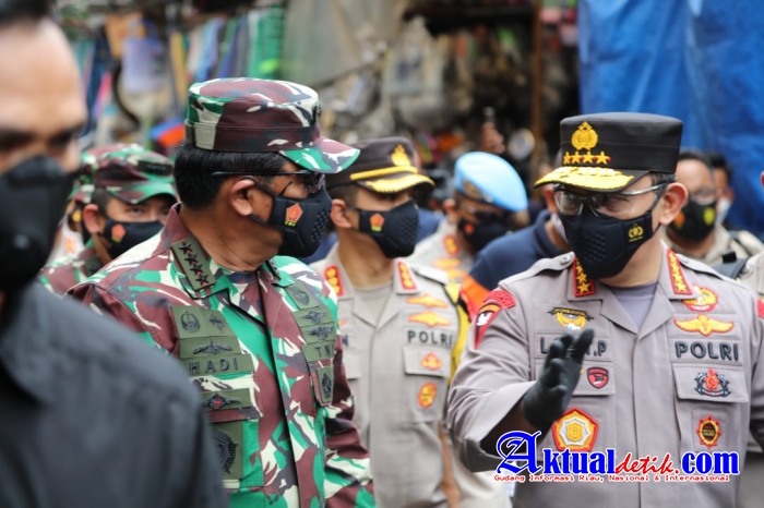 Pantau Prokes, Panglima TNI dan Kapolri Bagikan Masker di Pasar Tanah Abang