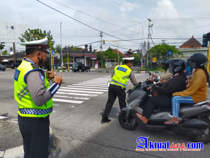 Satlantas Polres Gianyar Beri Himbauan Tertib Berlalulintas dan Prokes di Simpang Saba