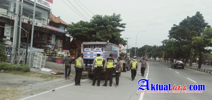 Polres Gianyar Pantau Arus Balik di Pos Penyekatan Ketewel