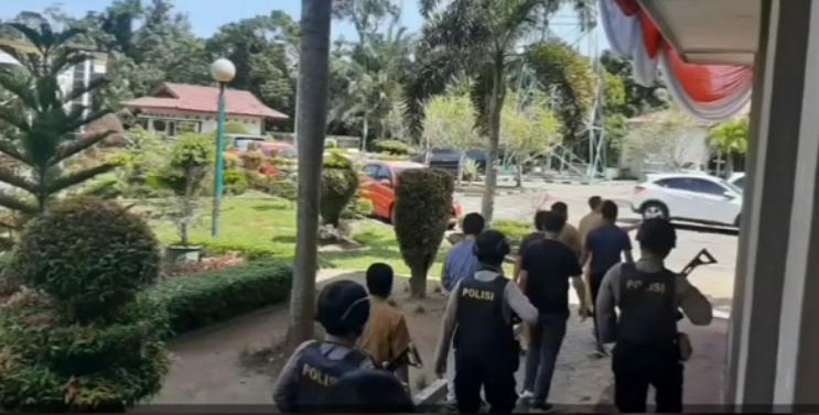 Bupati Kuansing Dan Ajudannya di OTT KPK, Begini Sebut KPK