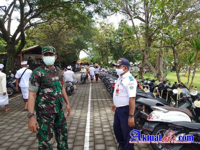 Babinsa Desa Beraban Koramil 1619-04/Kediri, Atensi Kegiatan Piodalan di Pura Luhur Pakendungan
