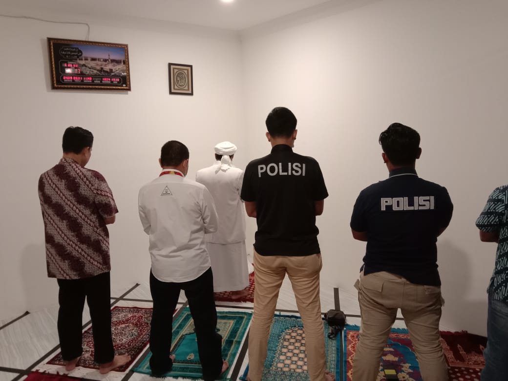 Perlakukan Rizieq Dengan Humanis, Polisi Ajak Tunaikan Salat Maghrib Berjamaah