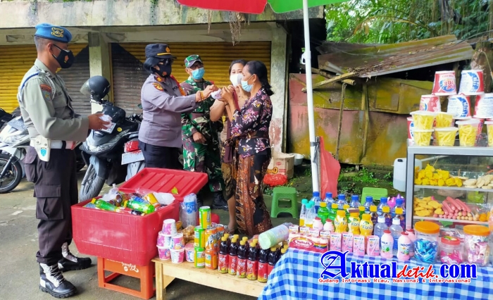 Himbau Warga Taat Prokes, Polsek Tampaksiring Bagikan Masker Di Area Pasar