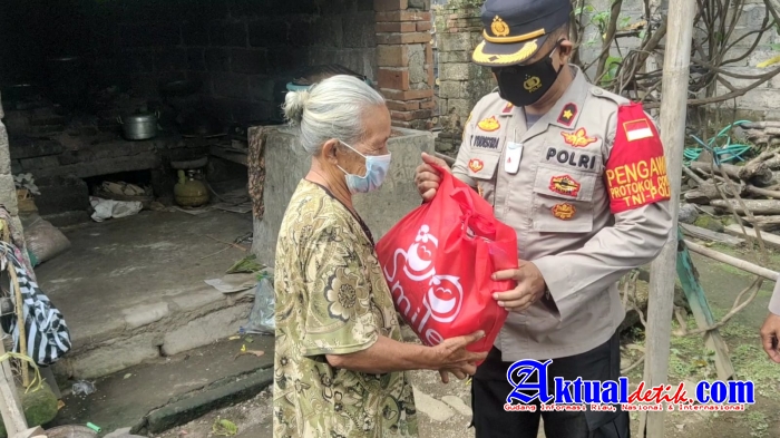 Peduli Sesama di Tengah Pandemi Covid-19, Polsek Gianyar Bagikan Paket Sembako ke Warga Kurang Mampu