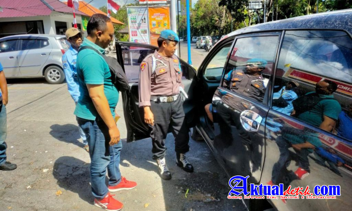Cegah Potensi Gangguan, Polisi Banjar Polsek Kutsel Datangi WNA Mabuk Yang Tidur di Pinggir Jalan