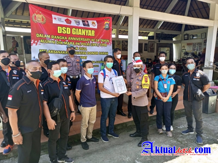 Bhabinkamtias Desa Siangan Meraih Penghargaan dari PMI Kabupaten Gianyar