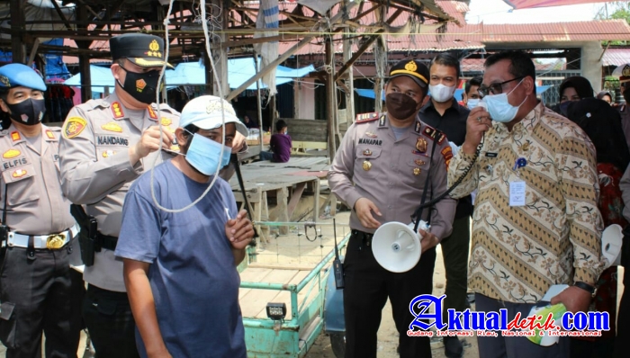 Perangi Covid-19, Polresta Pekanbaru Bagikan 1000 Masker di Pasar Tangor dan Berikan Bantuan Sembako
