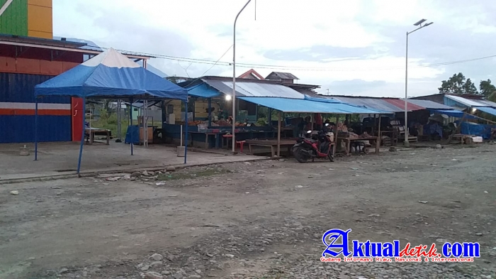 Kisruh Petugas Disperindakkop Halsel Dengan Pedagang Barito, Ibu Amina Jatuh Pinsan