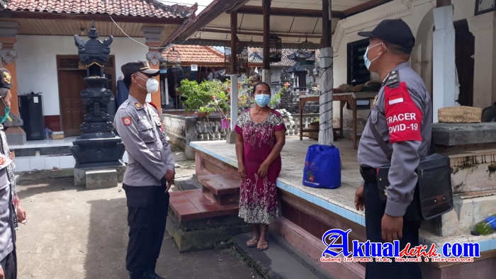 Polres Klungkung Bagikan Paket Sembako Kepada Warga Yang Isoman Dan Keluarga Kurang Mampu